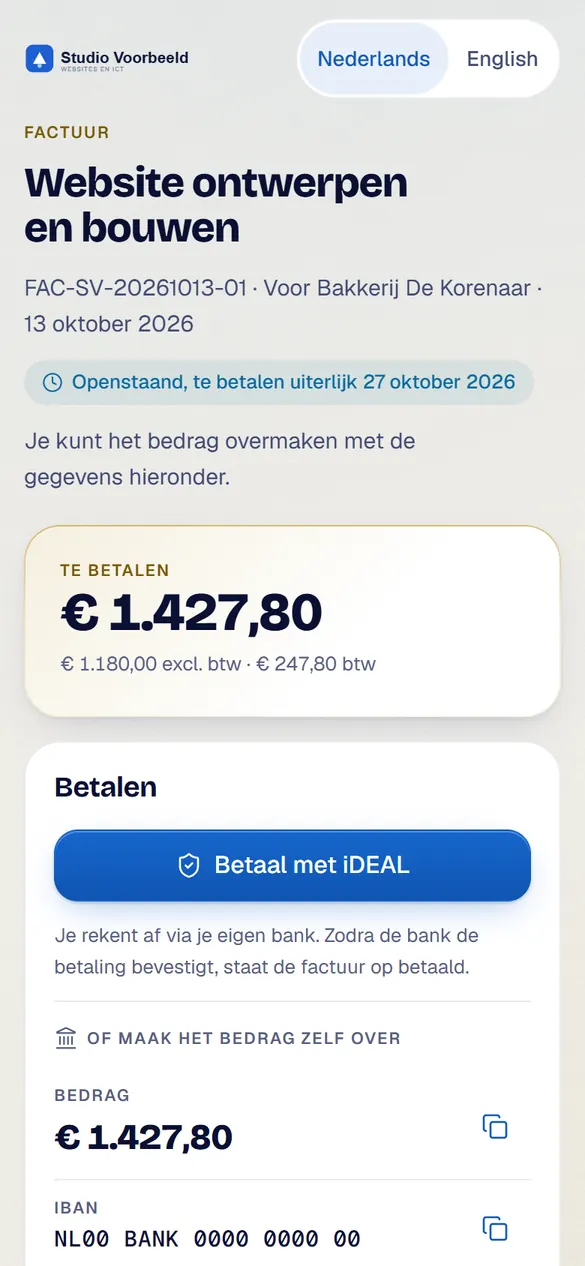De factuurpagina van je klant op een telefoon, met het bedrag en de knop Betaal met iDEAL.