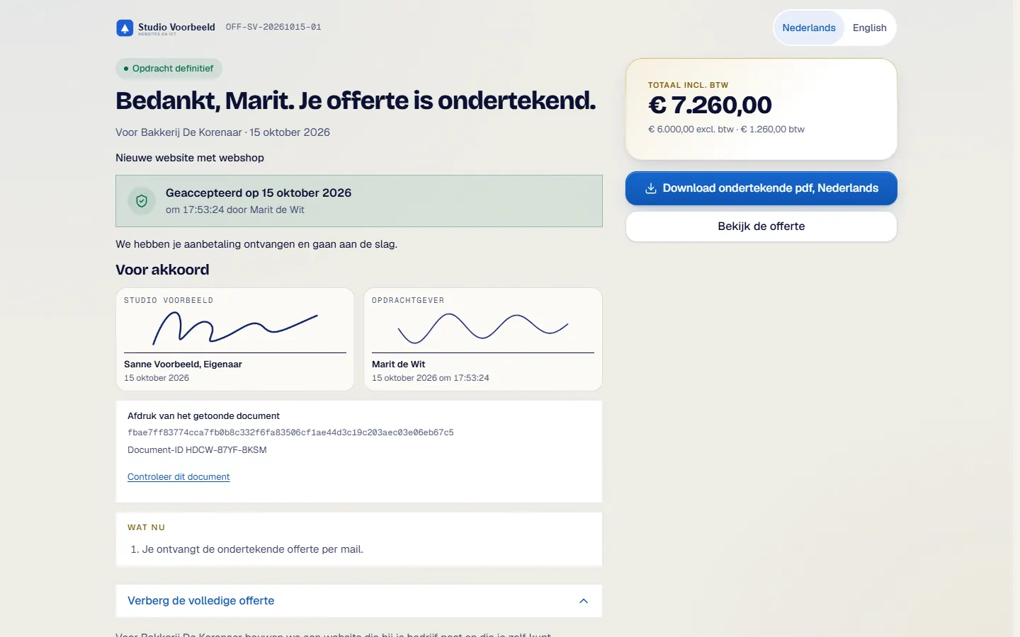 De klant ondertekent de offerte op een telefoon, naast de bevestiging op een tablet.