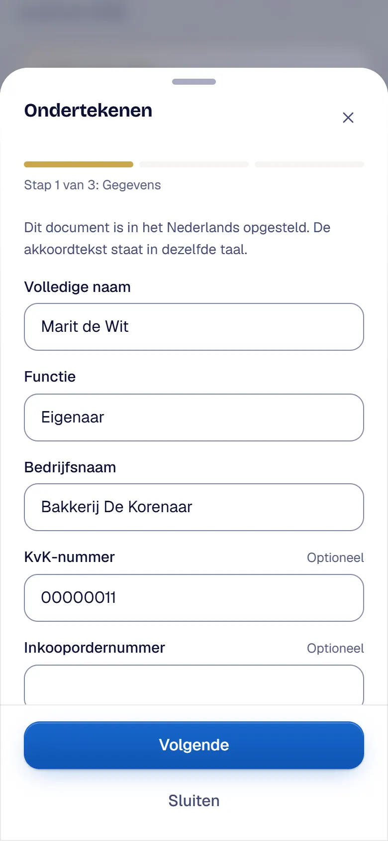 De klant ondertekent de offerte op een telefoon, naast de bevestiging op een tablet.