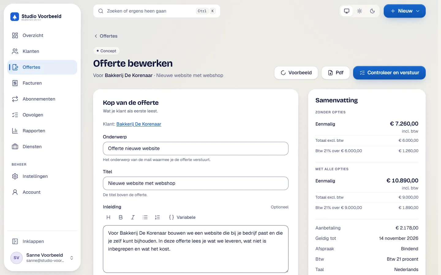 De offerte-editor met secties en regels en een totaal dat live meerekent. Zo zie je meteen wat de klant gaat zien.